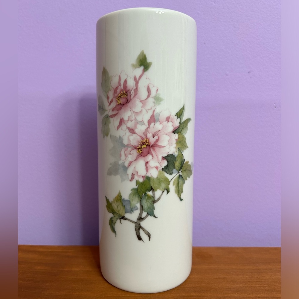 Liette International Porcelain Wall Vase/ Pocket Hand Decorated In USA Size 7.5"